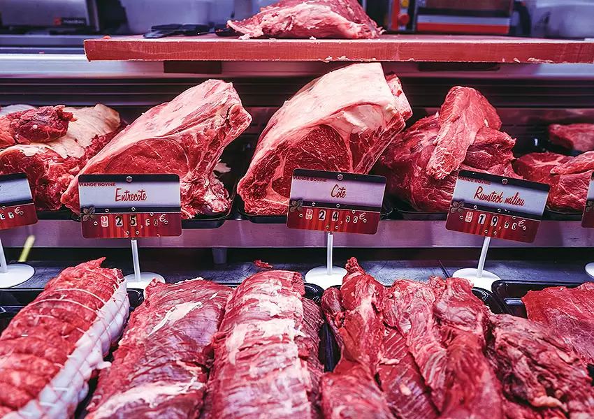 Piezas de carne en carniceria