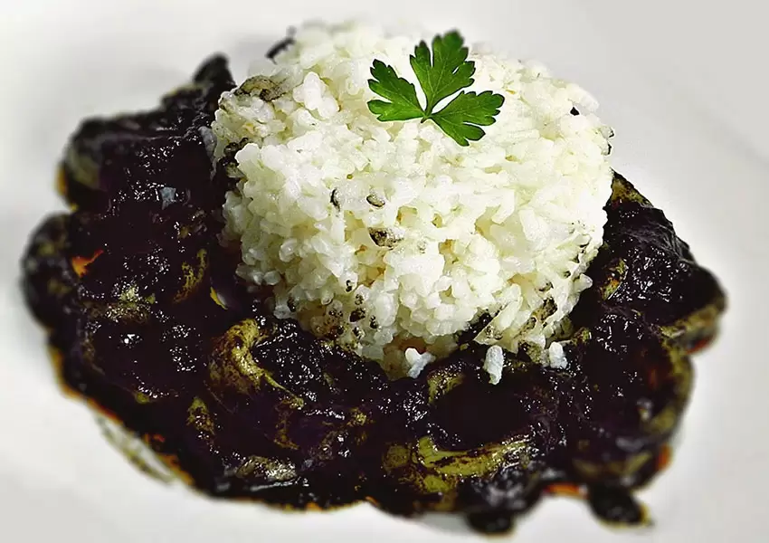 Calamares en su tinta y arroz blanco