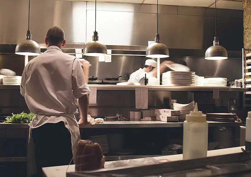 Cocina profesional con mesas de acero inoxidable