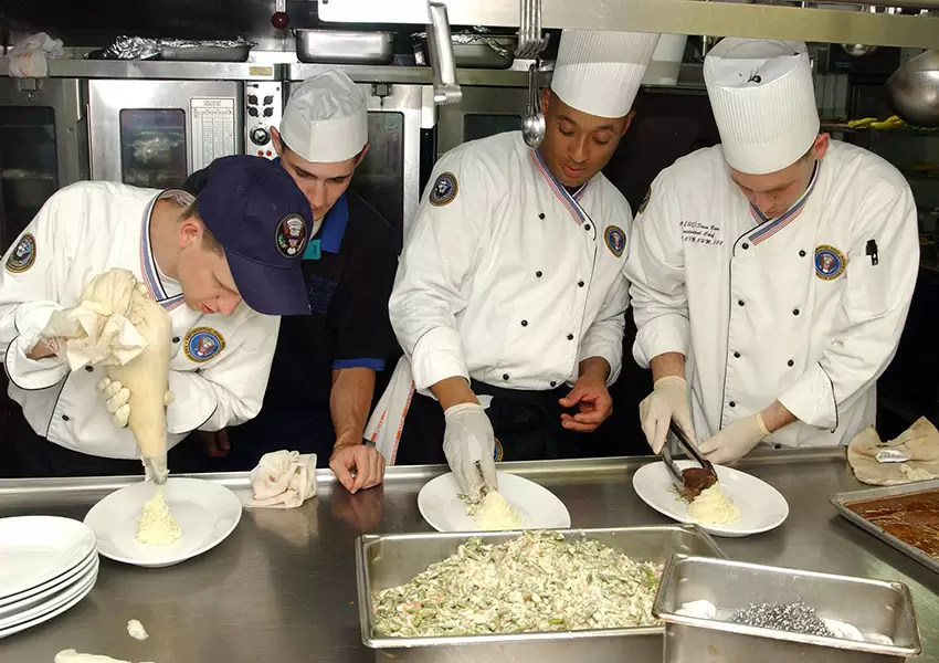 Cocineros trabajando en cocina profesional