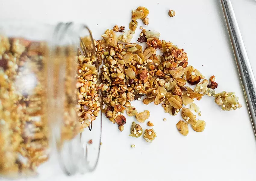 Envase de granola derramada