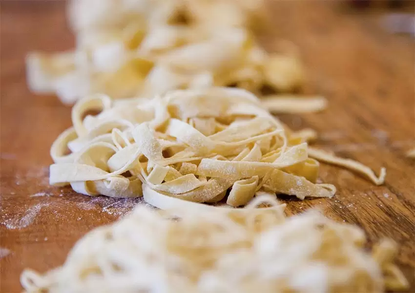Pasta fresca en mesa