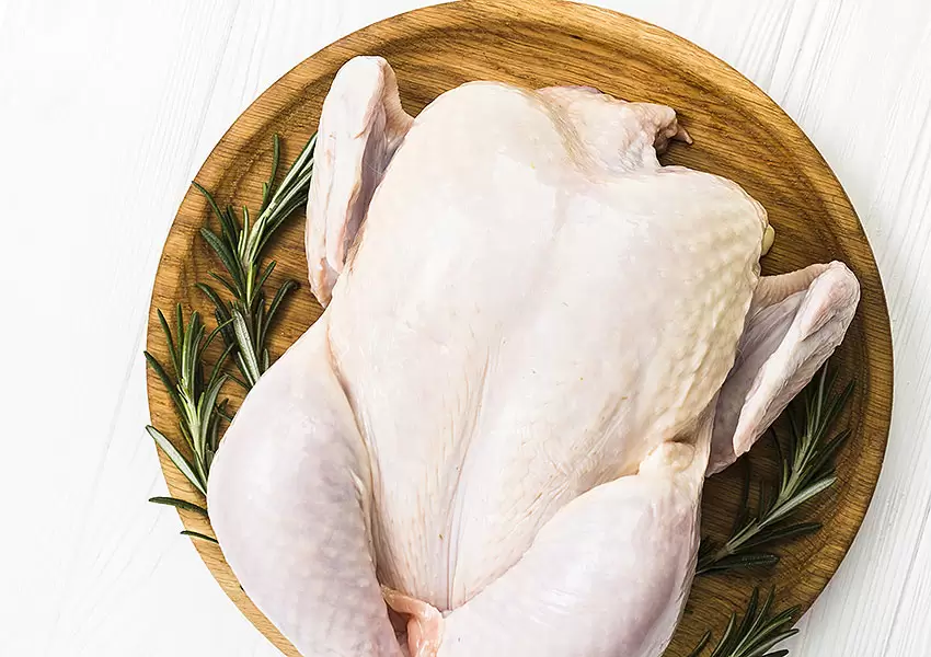 Pollo crudo entero