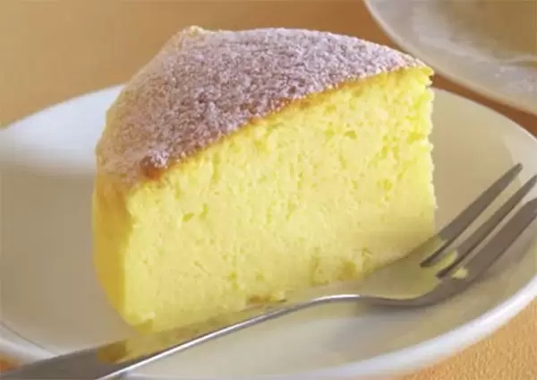 Tarta de queso japonesa servida con tenedor