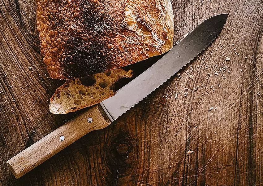 Hogaza de pan cortado con cuchillo aserrado