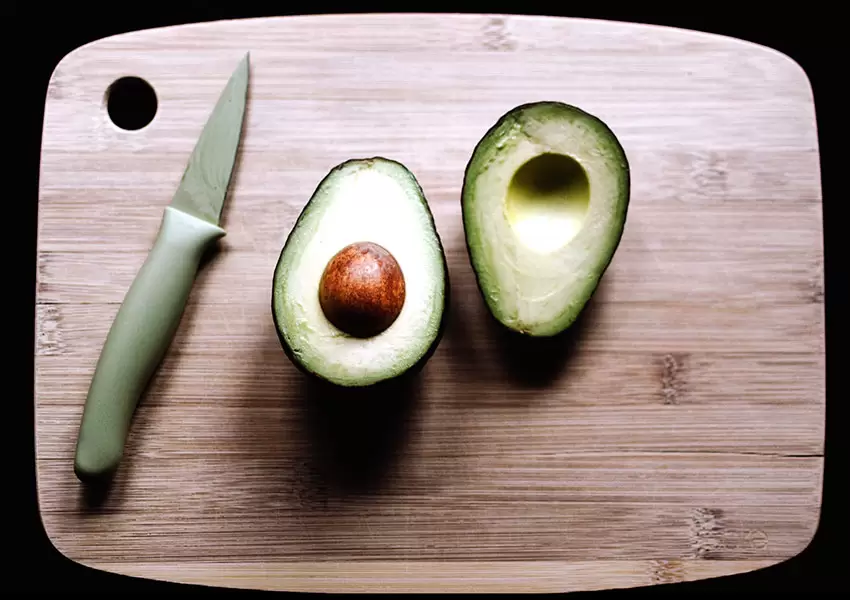 Cuchillo mondador con aguacate
