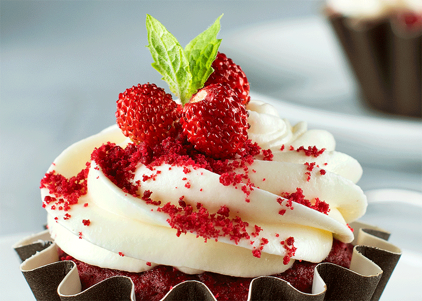 Tarta red velvet con cobertura de queso crema