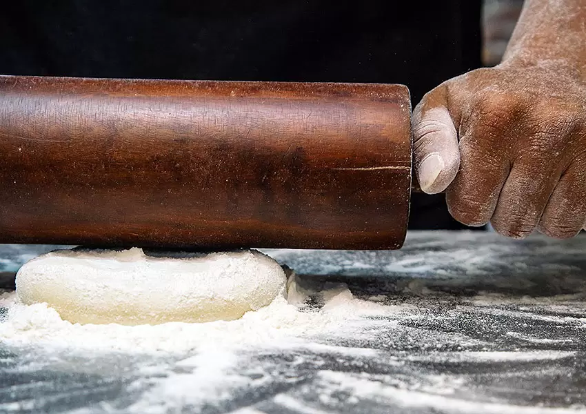 Estirado de masa de pizza