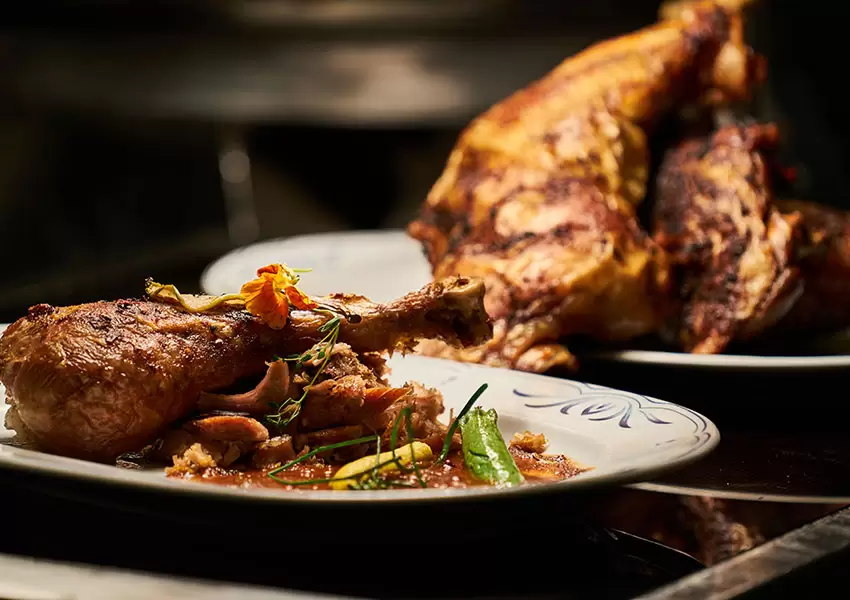 Pollo asado para el consumo humano