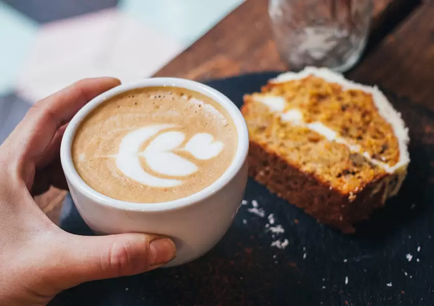 Tarta de zanahoria y café