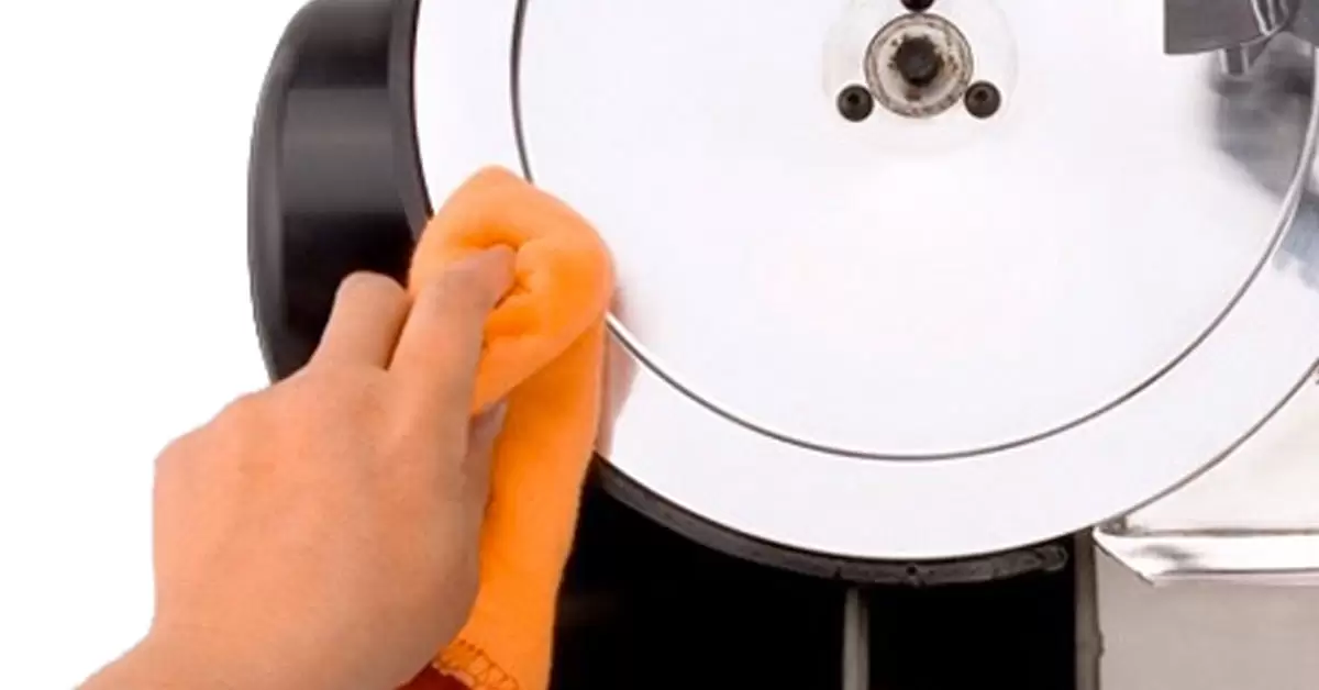 ¿Cómo hacer el mantenimiento de una cortadora de fiambre profesional?