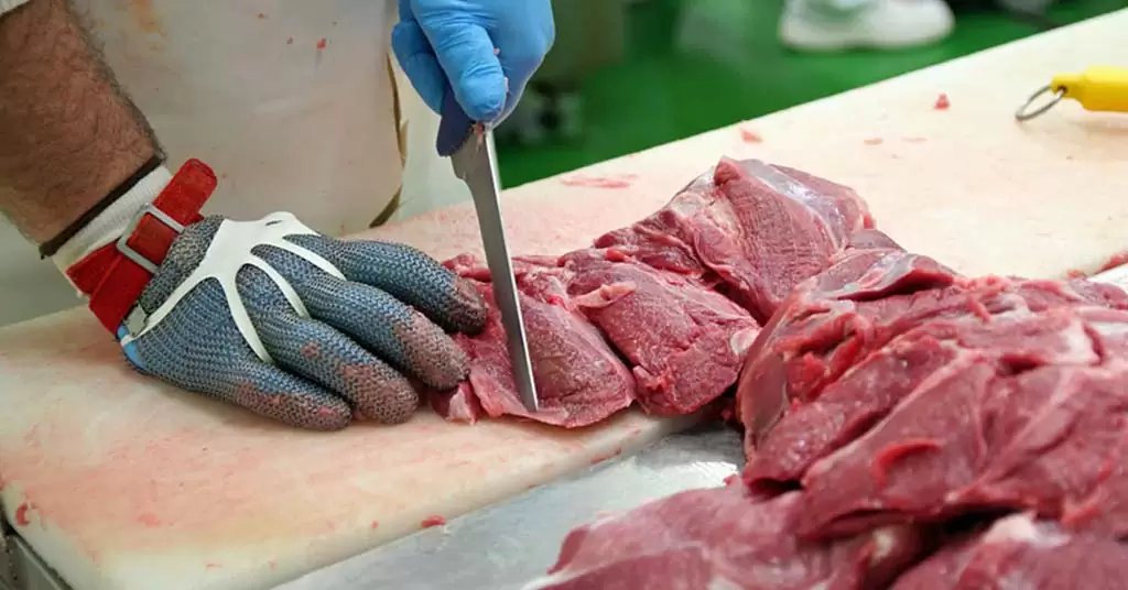Usar guantes cortar carne, otra norma básica de seguridad