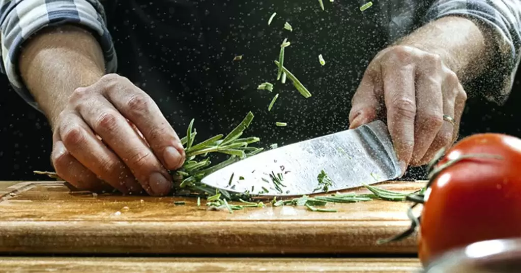 Entra y descubre cuáles son las razones por las que debes mantener cuchillos afilados en tu restaurante y cómo influye en la calidad de tus servicios hosteleros.