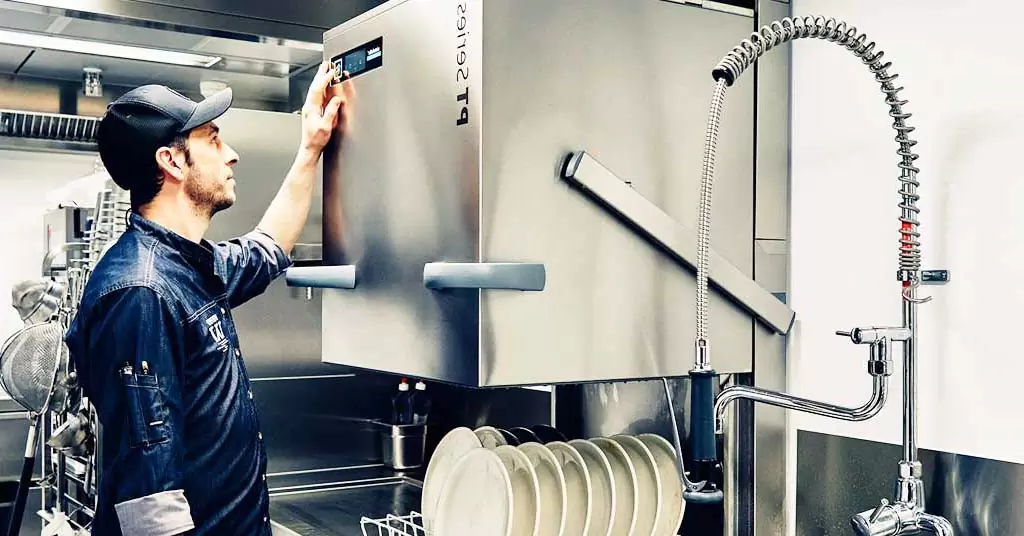 por que el lavavajillas industrial pierde agua